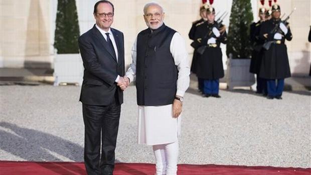 Mr_LoLwa's tweet image. Pic1:London dekha, 
Pic2: Paris dekha,
Pic3: aur dekha Japan.
Pic4 : Par Yeh mera India, I love my India.