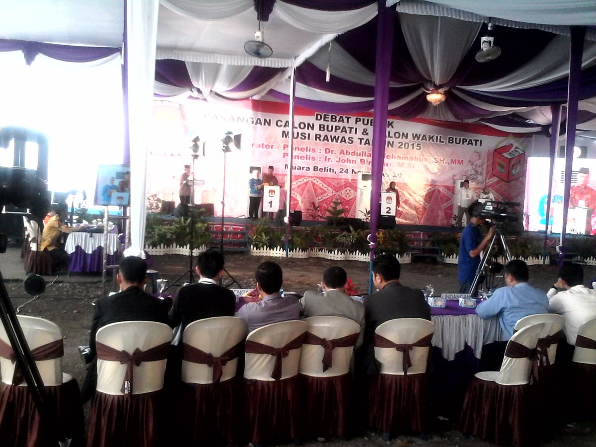 rripalembang1's tweet photo. Tiga calon bupati dan wakil bupati Musi Rawas yg sedang debat publik https://t.co/JcHSPSzVzC