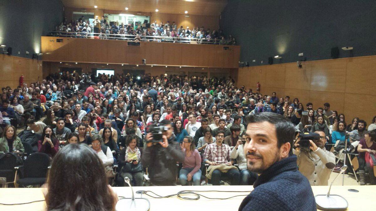 agarzon's tweet photo. Saliendo del acto en Valencia. Otra vez lleno a rebosar! A romper encuestas! #CIS :-) https://t.co/jpoZfWmh5s