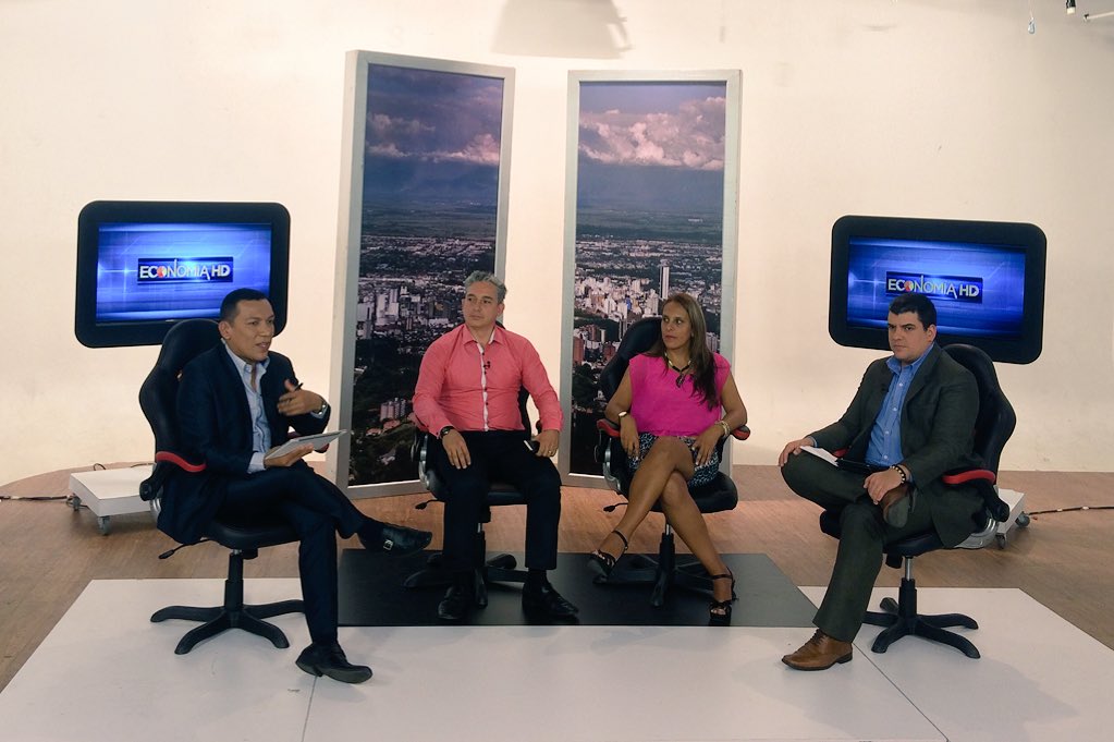 EconomiaHD's tweet photo. Los costos de una boda. Nos acompaña María Elena Osorio Organizadora de bodas y eventos,Orlando Marmolejo Empresario https://t.co/tHuB7iMCOu