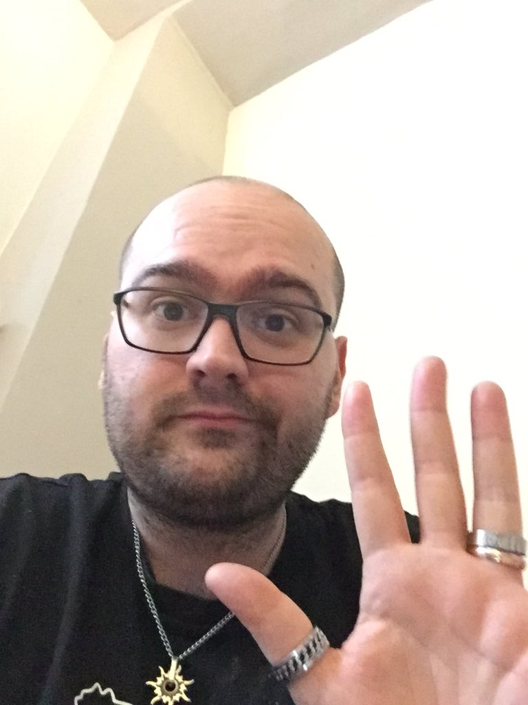 AzzurraFP's tweet photo. Tra 40 minuti nuova puntata!!! Siete prontissimi?? #AzzurraForPresident #radio #diretta #seven #genova #new #wow https://t.co/yI3IkoJb9T