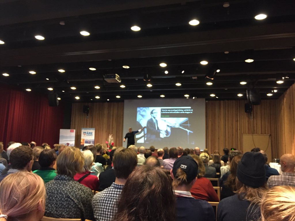 Åredagen 2015 är igång! Just nu pratar Göran Adlén trendspaning. #aredagen