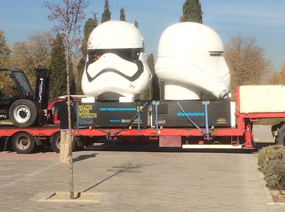 Cines_Kinepolis's tweet photo. Mirad a quién tenemos por aquí...#FirstOrderFlametrooper #FirstOrderStormtrooper #StarWars #ElDespertarDeLaFuerza https://t.co/pEs4MbuWCh