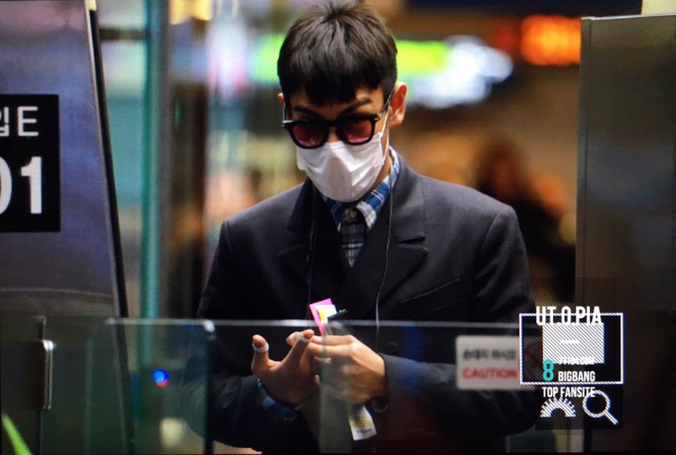 utopia_871104's tweet photo. 20151203 Arrival at Incheon
The bands on his fingers were fr Bom. They help w/ blood circulation. 😁👌🏻don't worry~ https://t.co/NREW3geSFD