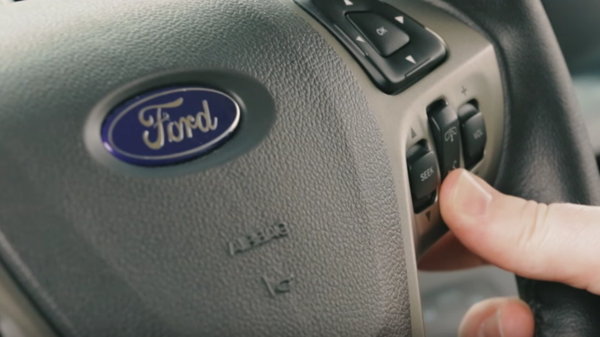 verge's tweet photo. Ford announces voice-activated Siri support for 5 million cars https://t.co/MDZoCqBpLF https://t.co/i0sqXVvb2u