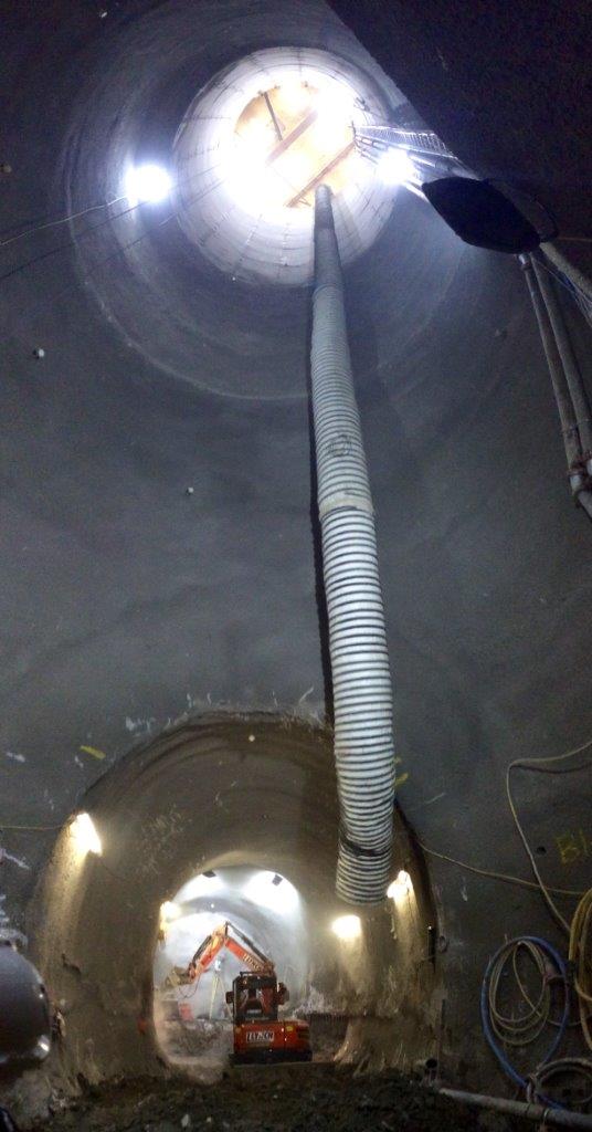BakerlooLink's tweet photo. Excavating through London Clay, deep underground directly beneath the BakerlooLine at Paddington #TunnelDayUK https://t.co/0BbFPie9fR