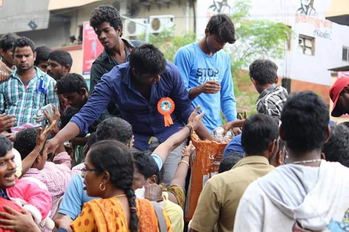 ThalaAjith_FC's tweet photo. THALAINAGARAM Ajith fans &amp; #Thala E-Fans Association  provided food parcel &amp;water bottles for rain affected people! https://t.co/MxpDrNzhph