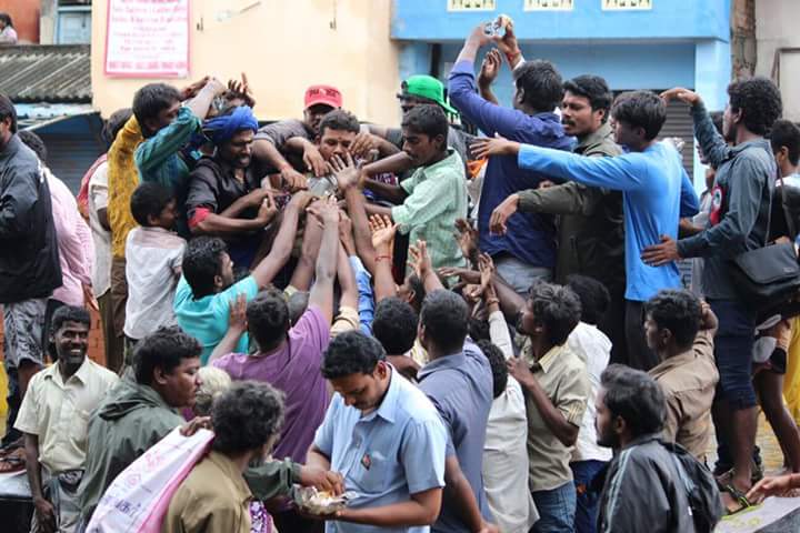 ThalaAjith_FC's tweet photo. THALAINAGARAM Ajith fans &amp; #Thala E-Fans Association  provided food parcel &amp;water bottles for rain affected people! https://t.co/MxpDrNzhph