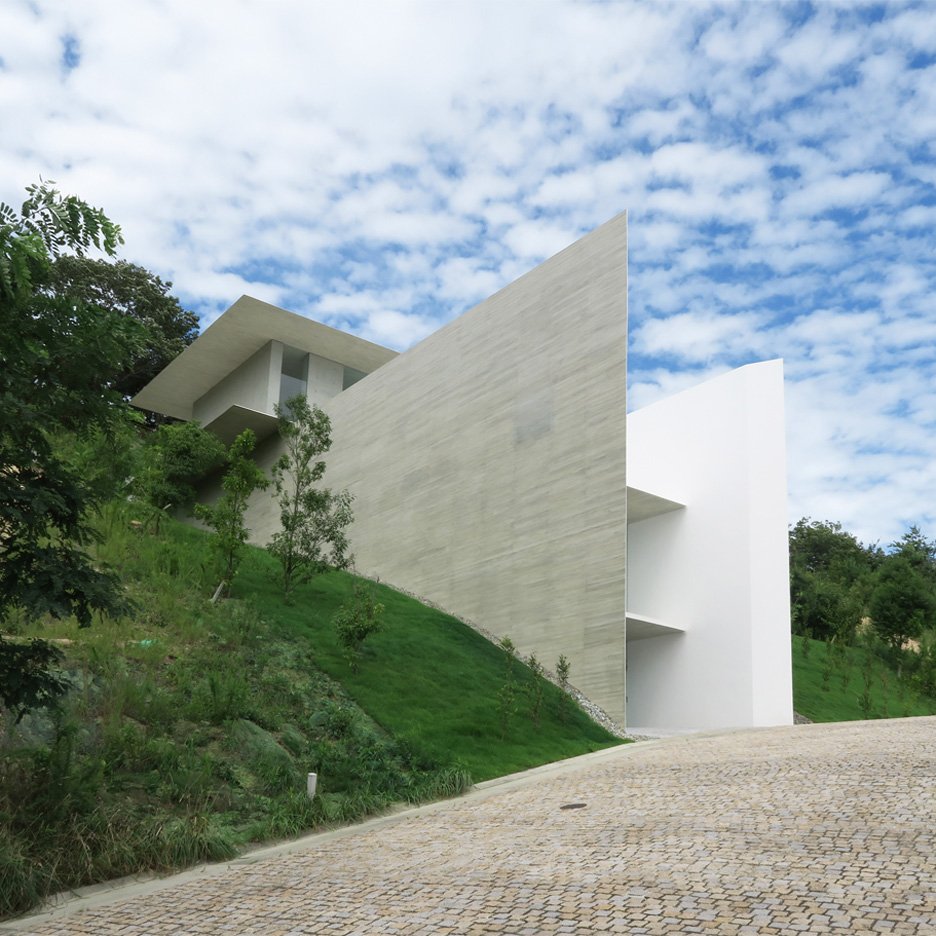 Concrete dream house: dezeen.com/2015/12/03/kub…