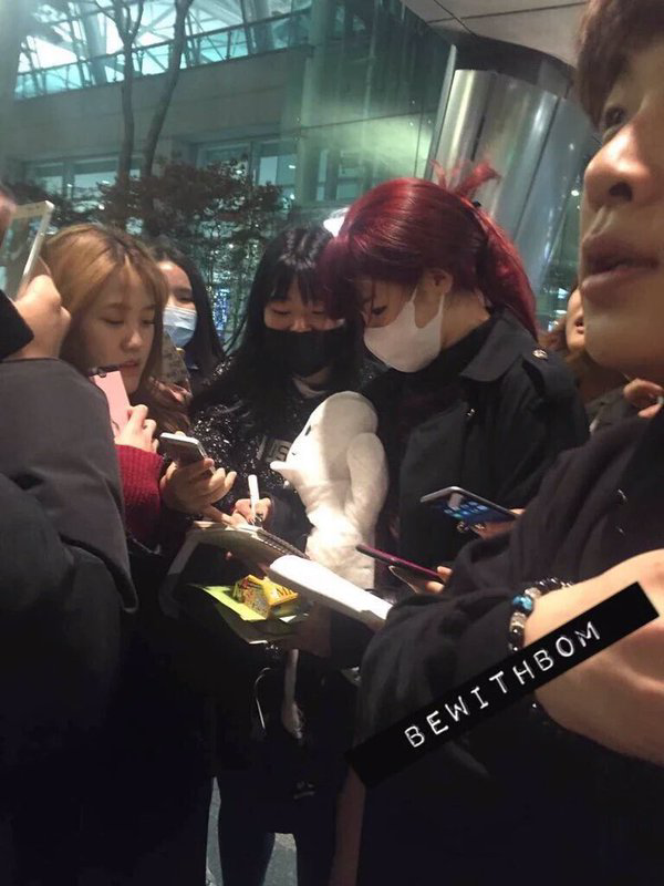 burnthemtoo's tweet photo. long time no see bom interacting with fans 😭😭😭😭😭 finally after 1737373736 years https://t.co/APSYkCBCCK