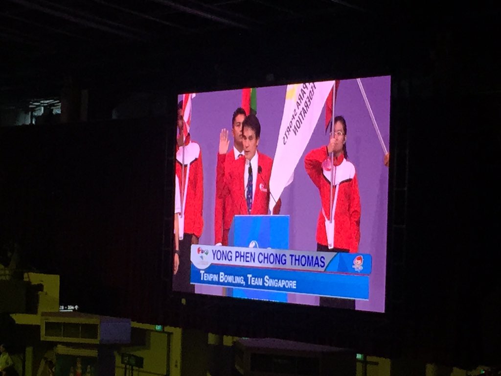 tdysports's tweet image. On the behalf of all athletes, Team Singapore's Thomas Yong takes the official oath. #AGP2015