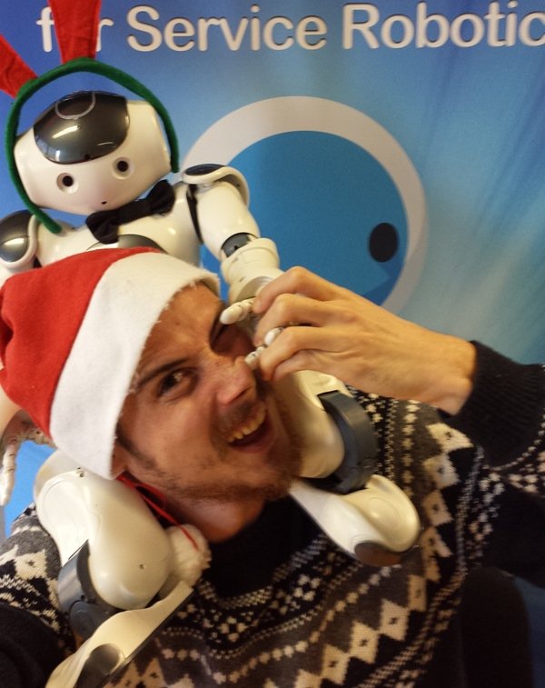 GenerationRobot's tweet photo. NAO, ce robot il déchire !!! c'est mon pote !!!! #GenRobXmas https://t.co/uMJ8rlcQVm