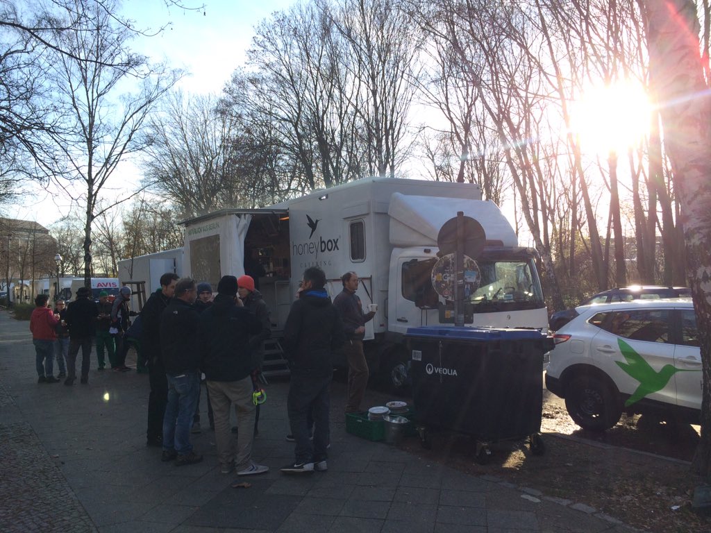 honeyboxberlin's tweet photo. Frühlingswetter bei der aktuellen  Produktion im Wedding - und Besuch von @stilbrand gab es auch. #filmcatering #bio https://t.co/GT681euNRA