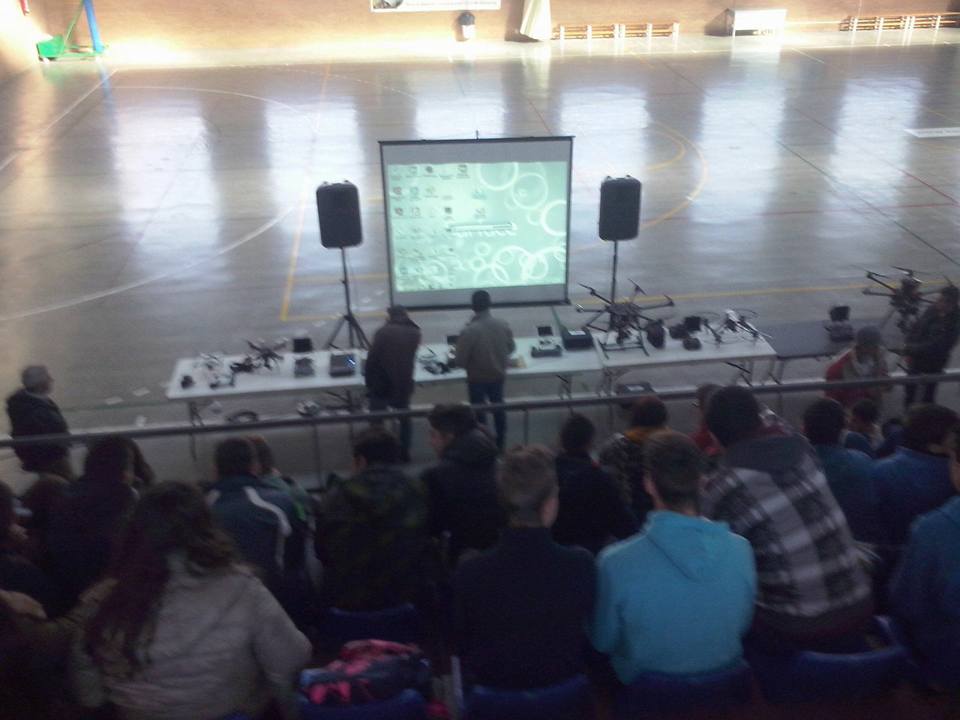 CordobaUrbanSur's tweet photo. Así han cerrado los alumnos del curso sobre divulgación de #drones #UrbanSur su formación.Enhorabuena y suerte!! https://t.co/UMlLi1HDoS