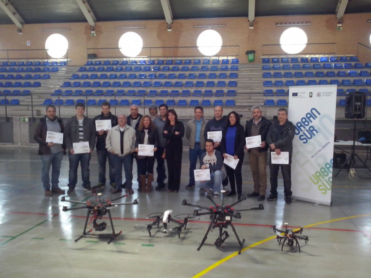 CordobaUrbanSur's tweet photo. Así han cerrado los alumnos del curso sobre divulgación de #drones #UrbanSur su formación.Enhorabuena y suerte!! https://t.co/UMlLi1HDoS