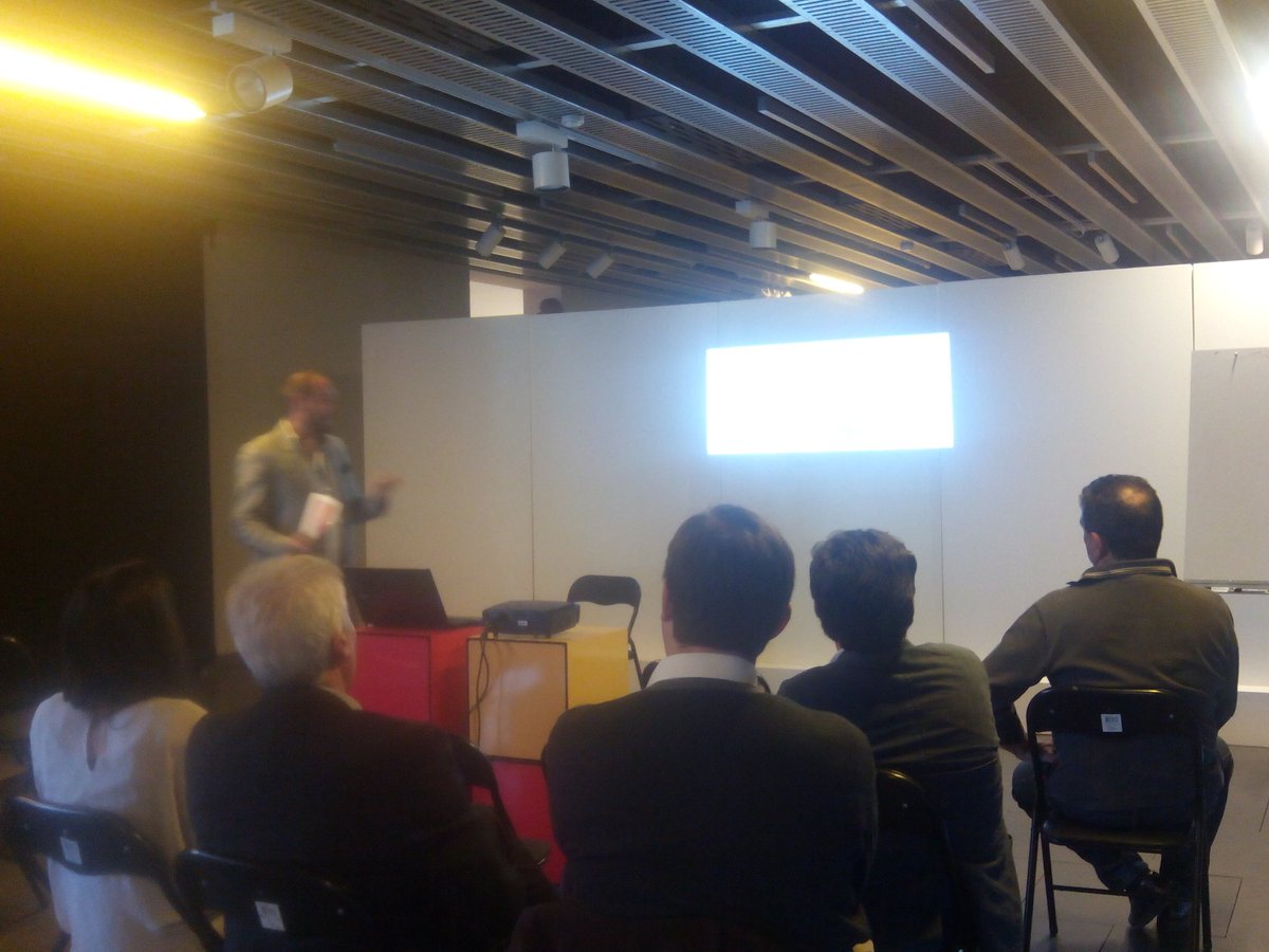 evencasa's tweet photo. Ponencia #luzycontrol "la psicología del color" #doshermanas #sevilla https://t.co/ON9F2UiyOO