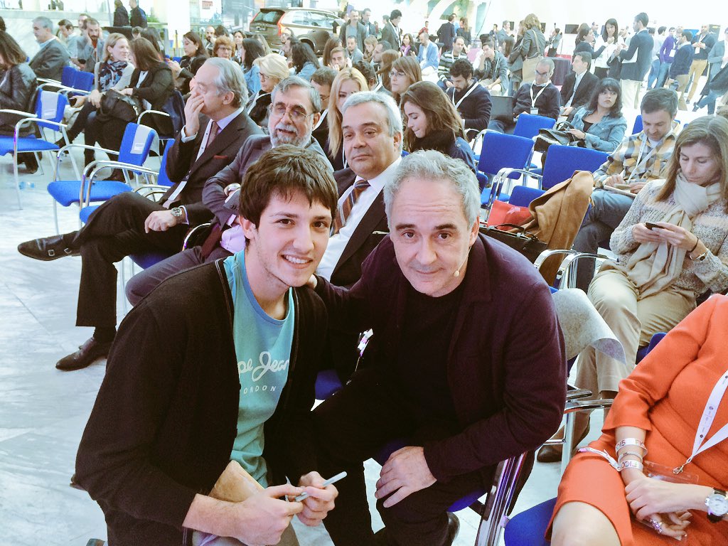 santijc93's tweet photo. Autógrafo y foto con el grandísimo chef y creativo @ferranadria en la entrega de premios #FICOD2015 #retoEdison https://t.co/Lv0BN6Hug0