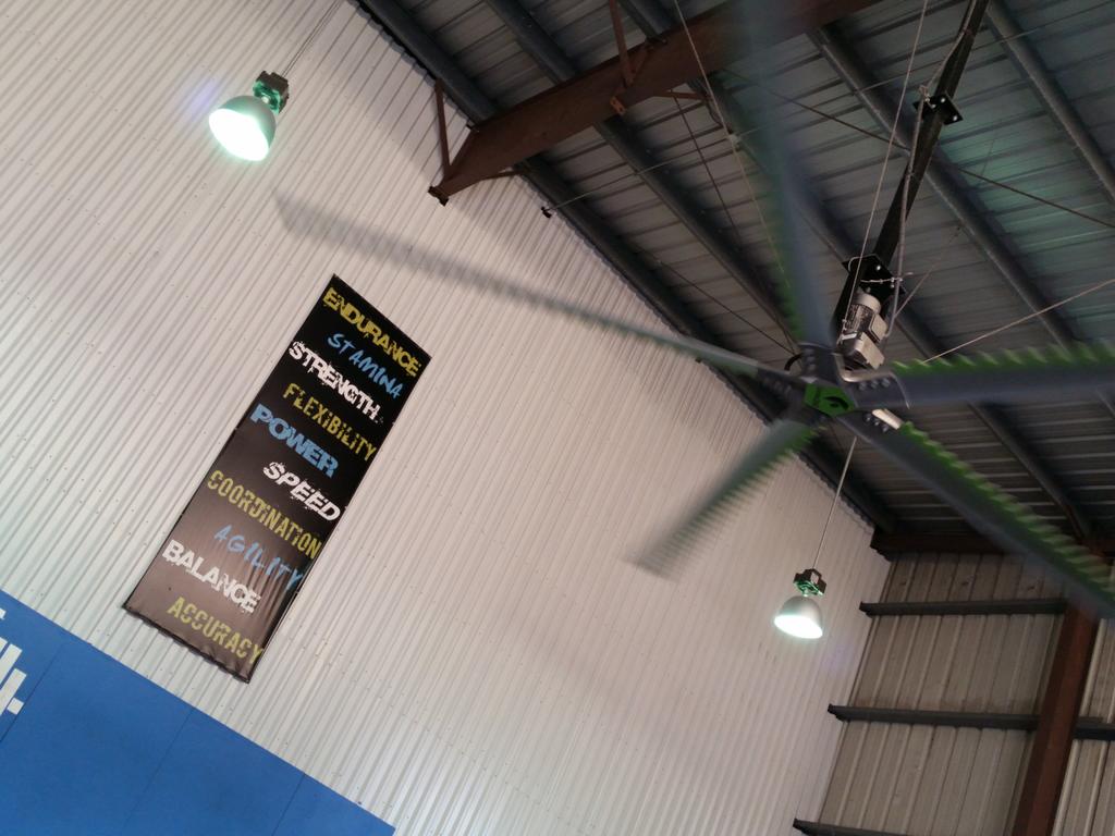 crossfitgbo's tweet photo. Hot day.... #crossfit #crossfitguaynabo #abanicopalcalor https://t.co/Ejnj6i5fbH