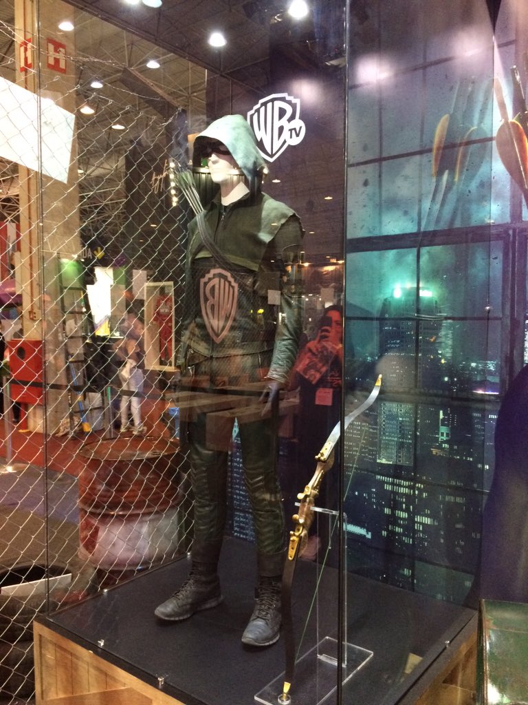 apxporseries's tweet photo. Até o Arqueiro veio visitar nossas terras brasileiras. Só faltou o @amellywood! #APXnaCCXP #CCXP2015 https://t.co/o7t4PiZG5G