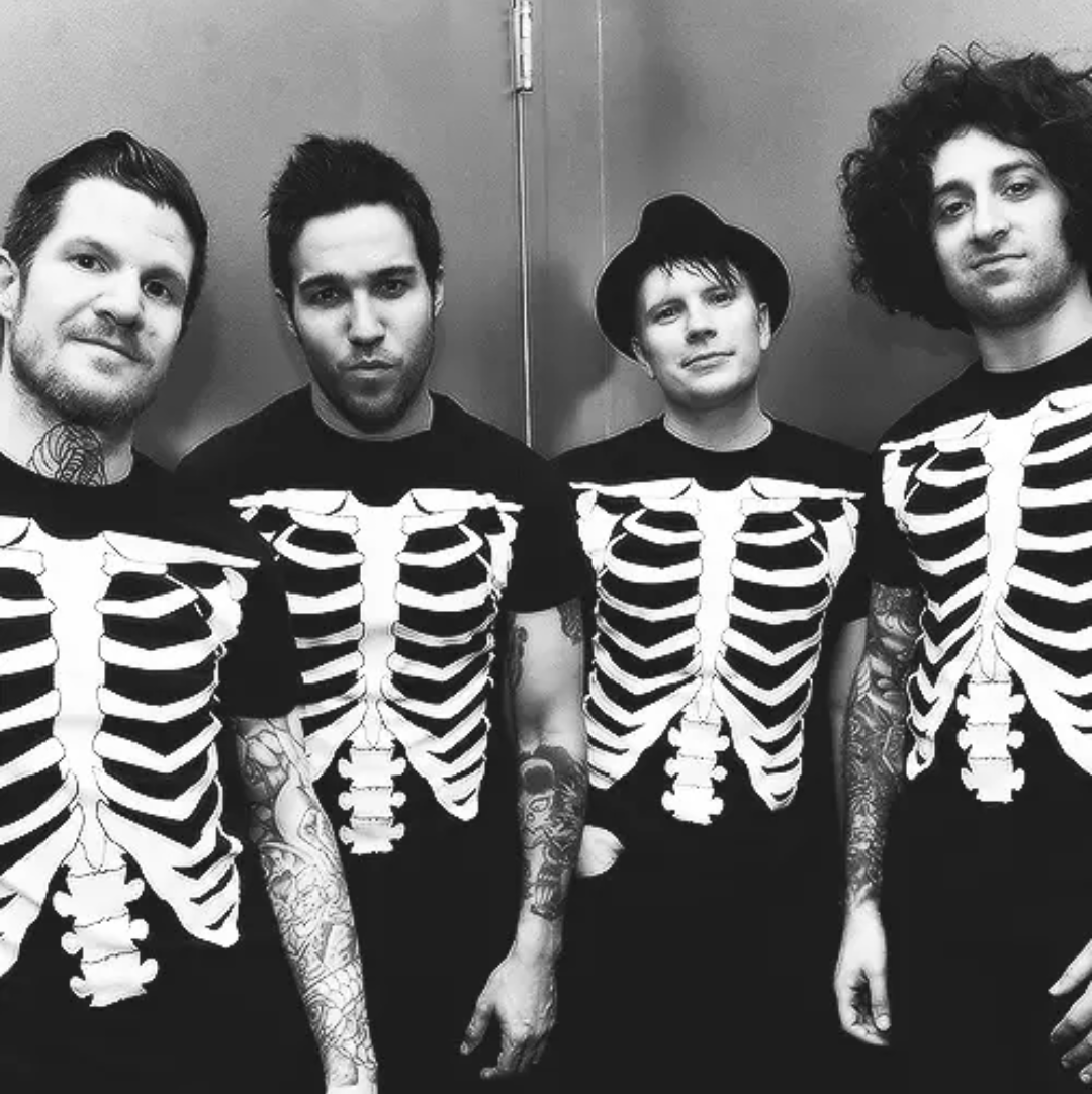 OnmarsSarah's tweet photo. RT for THE SCRIPT 
LIKE for FALL OUT BOY https://t.co/GbkBv71M9u