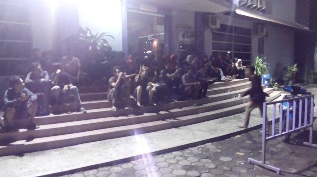 Kita lagi nganu di depan perpus nih. Rame-rame. Satpam aja daritadi sliweran di tempat ini