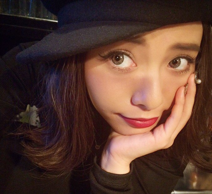 メイクとかって自分の中で結構変えたりしても、人から見たらたいして変わってなかったりするよね。  ここ何日か久々にキラキラのシャドウにしてみた。  やっぱ自己満ね。 https://t.co/ikXVm<a href="/tag/nuts"class="tags"><span>#nuts</span></a>