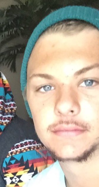 LCSTARTER's tweet image. Evan Busby starter pack