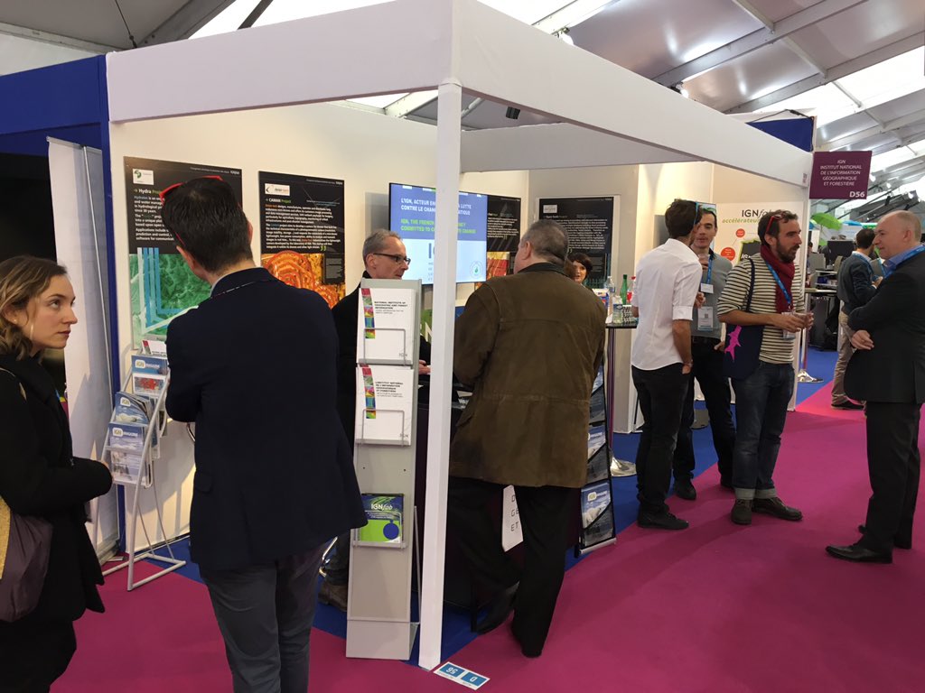IGNFrance's tweet photo. Rdv avec les équipes #ignfab @InSunWeTrust @OpenForet #hydrasetec @IGNFrance pour échanger #COP21 a @Galerie_COP21 https://t.co/ihqGiJTGw1