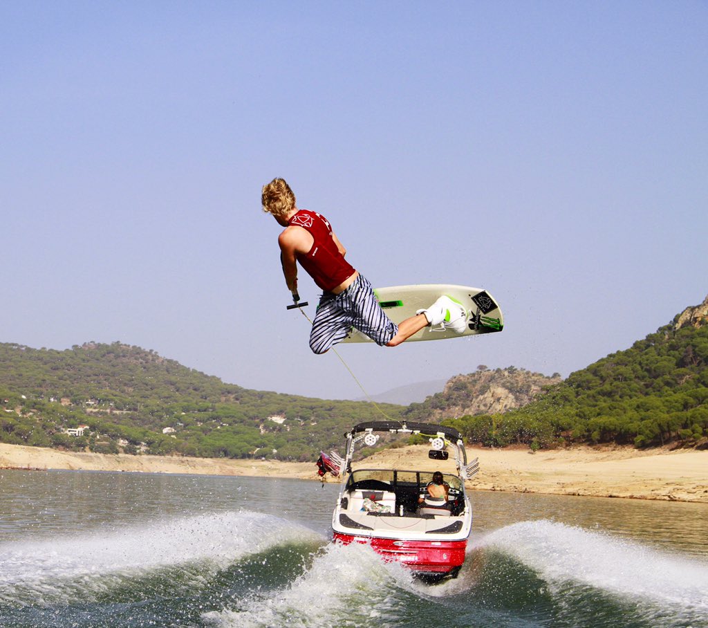 DanNottWake's tweet photo. That morning method feeling! #TBT #Ronix #mastercraft2015 #Monsterenergy #Wakeboarding #method https://t.co/XeAVxgSjCQ