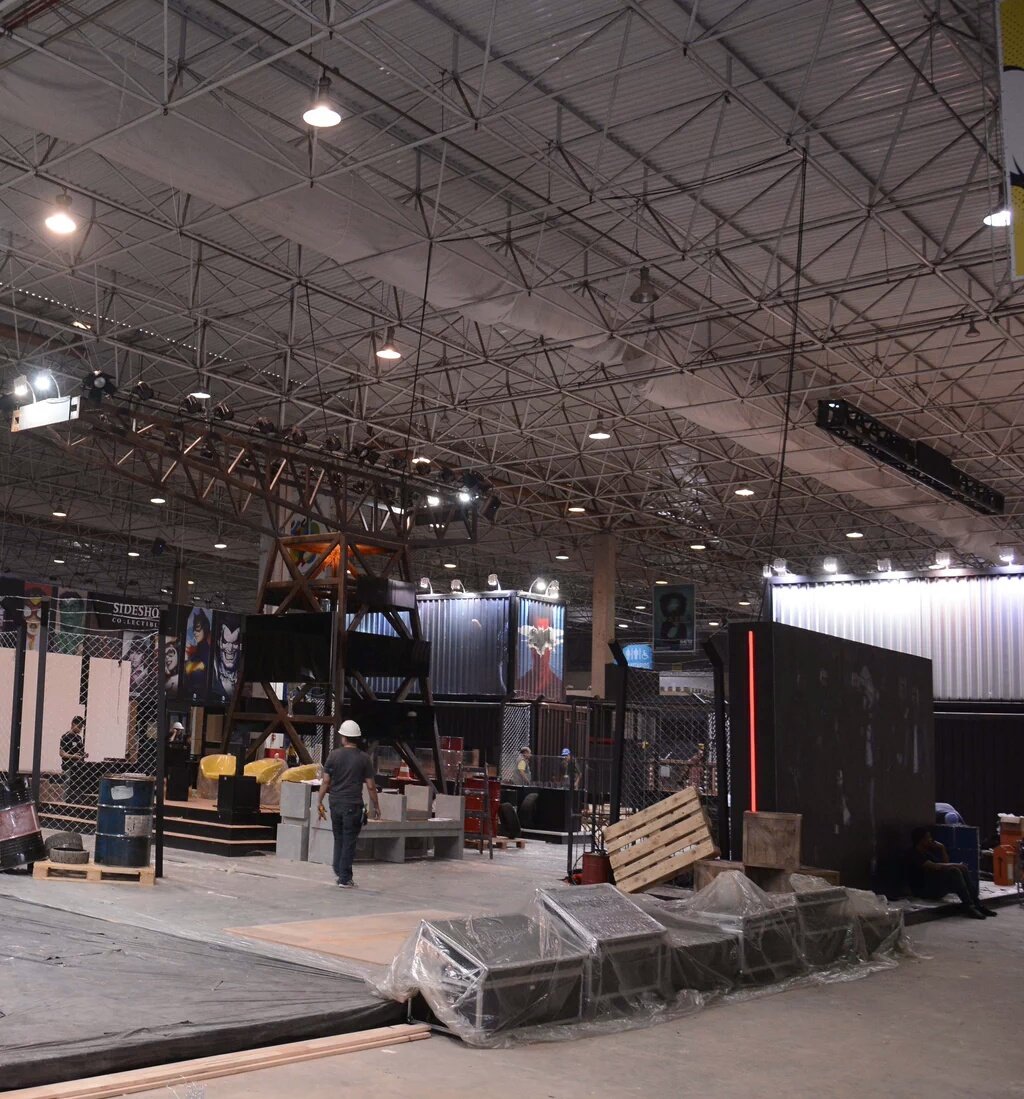 theflashbr's tweet photo. Estande da Warner sendo montado para a CCXP #WarnerNaCCXP. https://t.co/G6sVNEvgSb