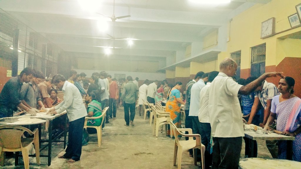 itisprashanth's tweet image. 25000 chapatis in d making. Humanity beynd caste,religion &amp;amp; politics.Proud of my small town avinashi #chennairains