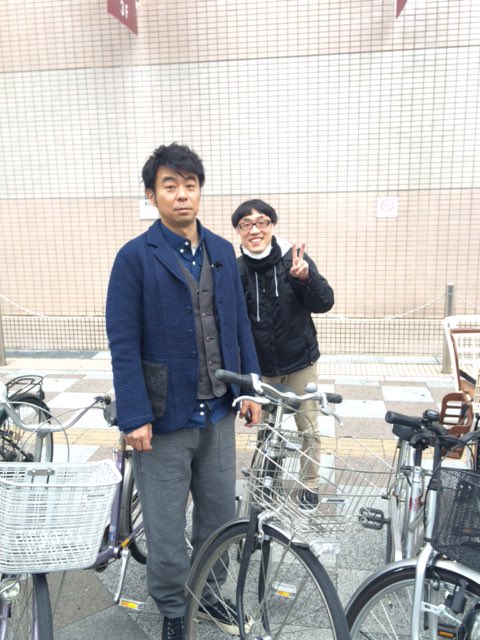 浅草ロケの合間にて。お！久保田やん！何してんのん！あ、おはようございます、これから、漫才の舞台に。（テンション低いな、まぁ良いや）あ！マネージャー写真撮って！！結果僕のがテンション低そうっていうね。