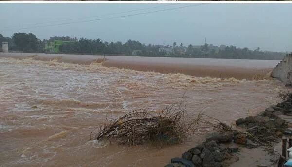 CinemaCalendar's tweet photo. Cuddalore is sinking!! Pls spread the word 🙏🙏 #CuddaloreRains  #cuddalorefloods #SaveCuddalore  @Chinmayi https://t.co/kBb0Omo3Mu