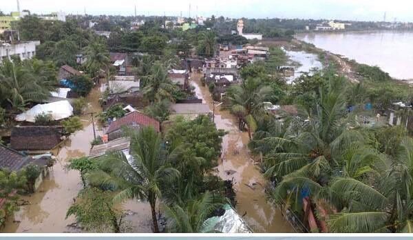 CinemaCalendar's tweet photo. Cuddalore is sinking!! Pls spread the word 🙏🙏 #CuddaloreRains  #cuddalorefloods #SaveCuddalore  @Chinmayi https://t.co/kBb0Omo3Mu