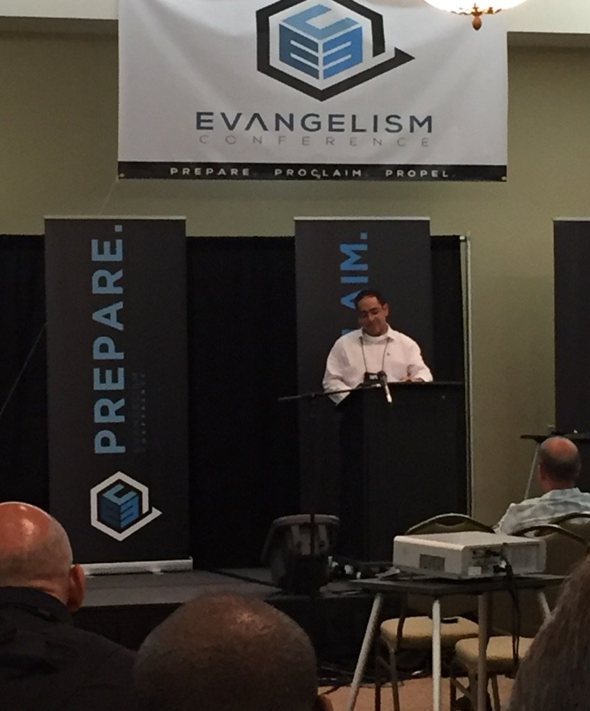 PrHarold's tweet photo. @ Kendall Turcios teaching on apologetics #suec3 #leadsu #igniteMiami https://t.co/mo3aqZnEeP