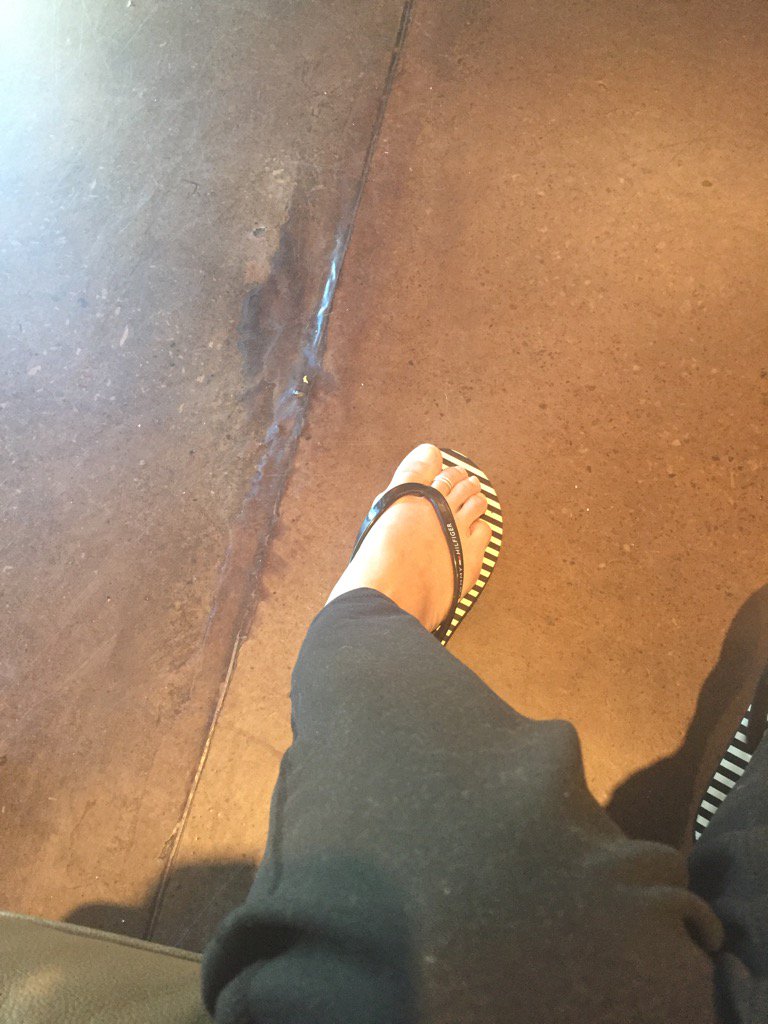 AliciaintheKeys's tweet photo. Yep. It's 38 degrees and I'm wearing #flipflopsinwinter And #yoga pants of course. #foreverafloridagirl https://t.co/isSy6wEAHS