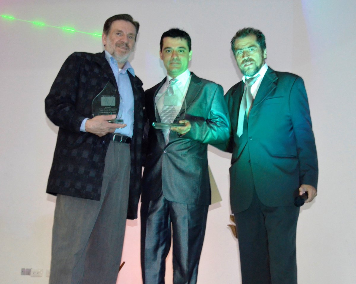 Surjamos's tweet image. Recibiendo la placa que me acredita como el PERSONAJE DEL AÑO en Riosucio Caldas.