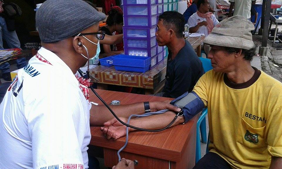 MedanBangkit's tweet photo. Pasangan REDI mengadakan pengobatan gratis di pasar Kapuas Belawan, Kamis (3/12) @ramadhanpohan1 @PDemokrat https://t.co/Vm5hx4B4Hz