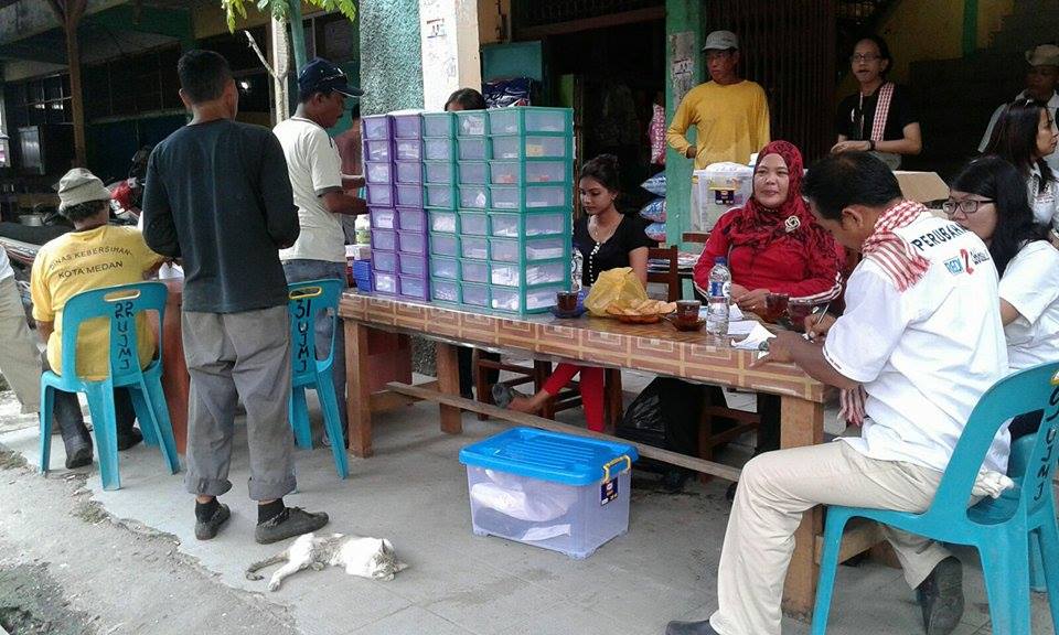 Pasangan REDI mengadakan pengobatan gratis di pasar Kapuas Belawan, Kamis (3/12) <a href="/ramadhanpohan1/">Dr. Ramadhan Pohan, Drs, MIS</a> <a href="/PDemokrat/">Partai Demokrat</a>