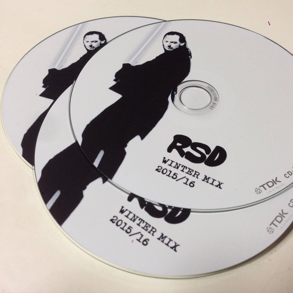 bristol_dsz's tweet photo. 来日時の恒例、RSD - Winter Mix 2015/16 明日の名古屋初売です #RSD #DJmix #bristol #RobSmithDub #できたてホヤホヤ https://t.co/UgnZA8clMX