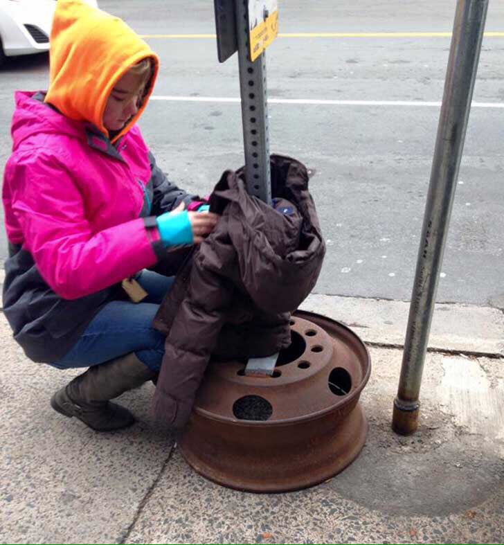 ELH0MBREDELSAC0's tweet photo. Niños de Canadá ataron abrigos a los postes para que la gente sin hogar resista el invierno https://t.co/Aj1okct6Wh https://t.co/fTcpIS0Uit
