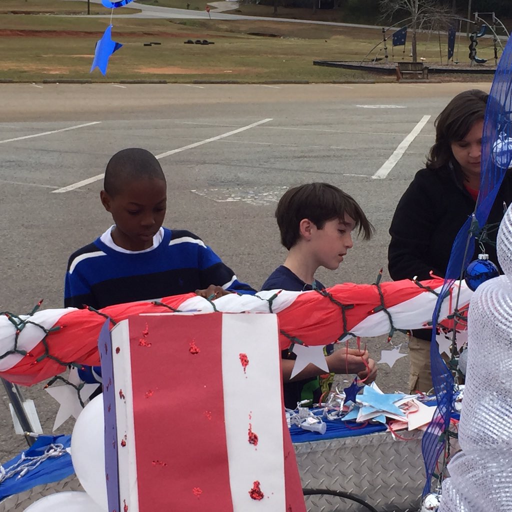 STEMSusanC's tweet image. @firstlegoleague Ee used #recycled paper for some of our #christmasfloat @Hubbard_Elem
