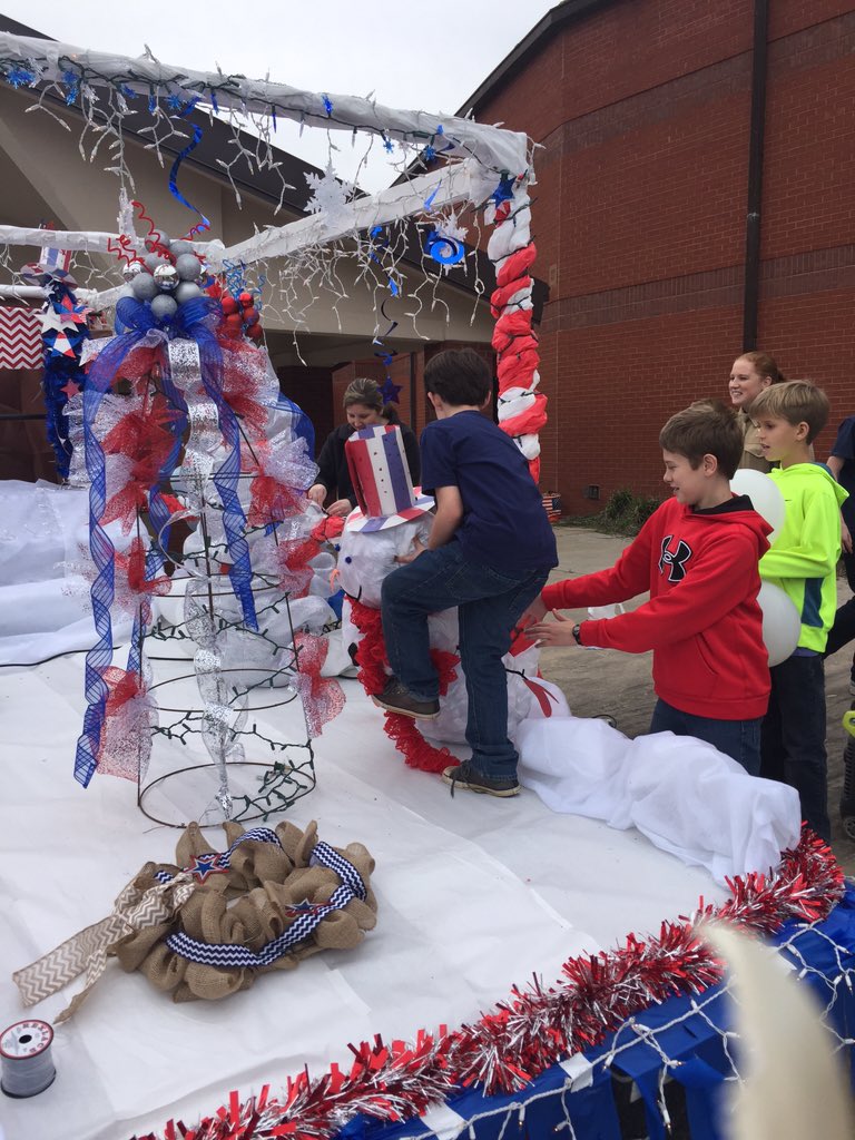 STEMSusanC's tweet image. @firstlegoleague Ee used #recycled paper for some of our #christmasfloat @Hubbard_Elem