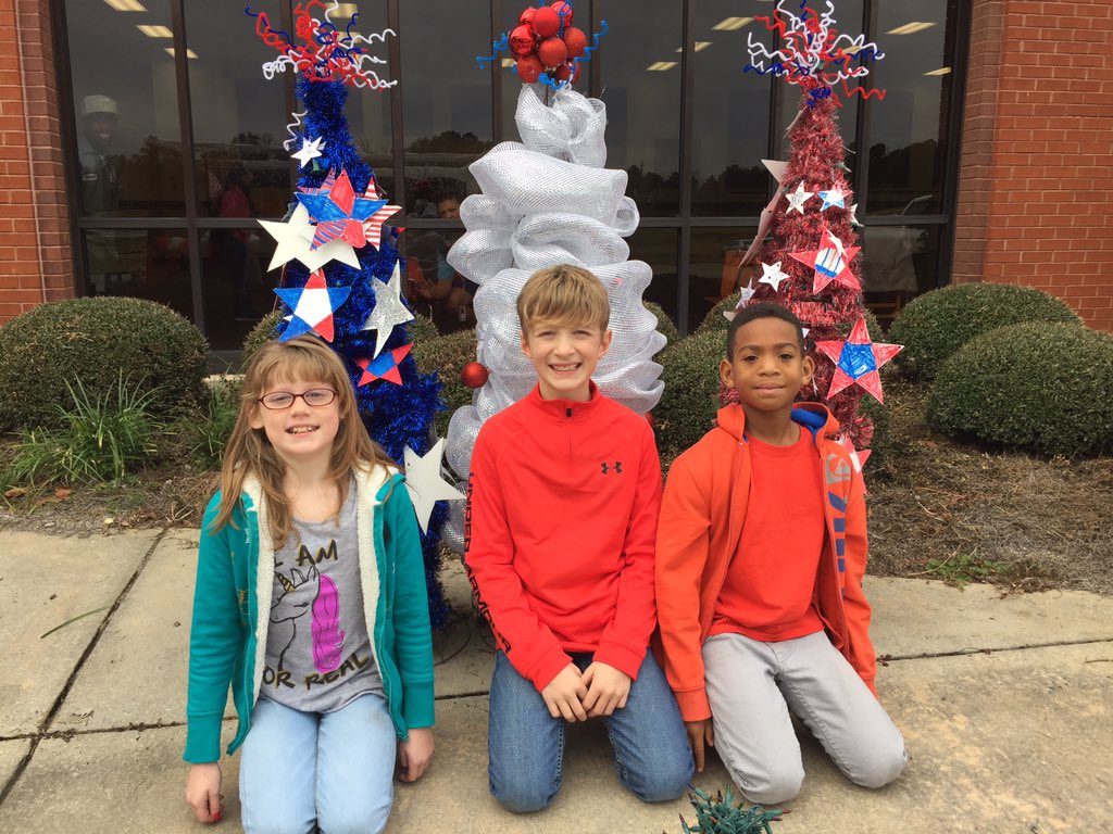 STEMSusanC's tweet image. @firstlegoleague Ee used #recycled paper for some of our #christmasfloat @Hubbard_Elem