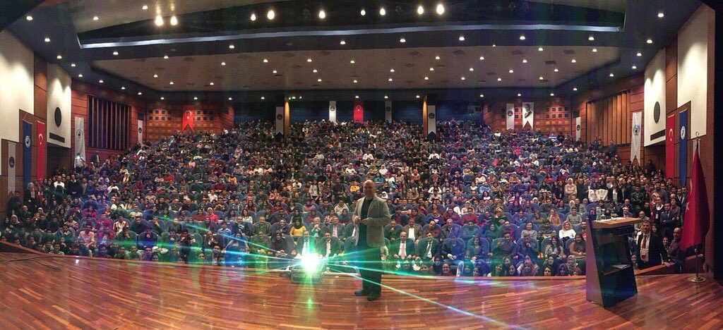 Talhaugurluel's tweet photo. Hayatımda ilk kez programa ara verip sahneden Panoromik çekim yaptım. Olmaz böyle bir kalabalık :) @SinanAksuKYK https://t.co/K9ZLL80kta