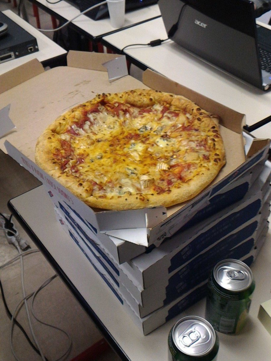 choc_et_des_suu's tweet photo. Vu qu'apparemment c'est une coutume ici voici une photo de pizza #nuitinfo https://t.co/In3o1m0I7n