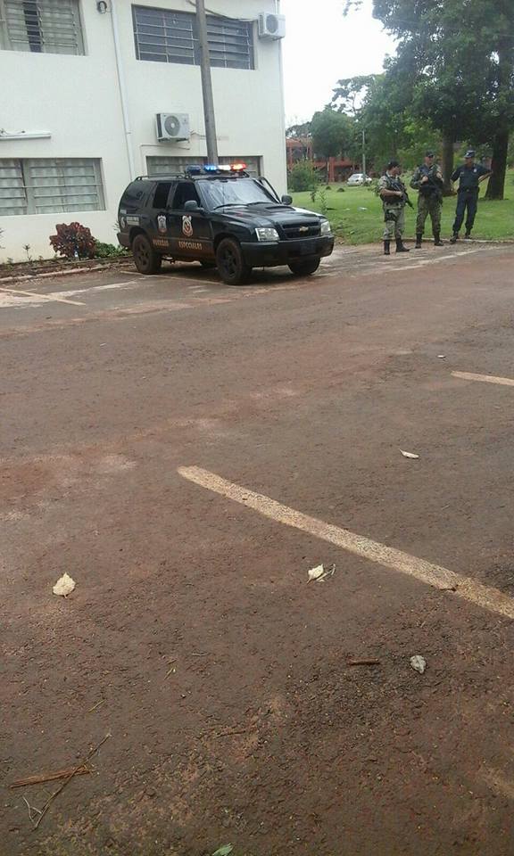 FAFIsedefiende's tweet photo. URGENTE! Agentes policiales y de la Geo inrrumpieron en el predio de la FAFI con complicidad de directivos! https://t.co/sx1glTnzM5