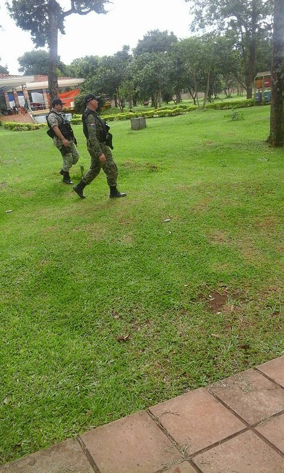 FAFIsedefiende's tweet photo. URGENTE! Agentes policiales y de la Geo inrrumpieron en el predio de la FAFI con complicidad de directivos! https://t.co/sx1glTnzM5