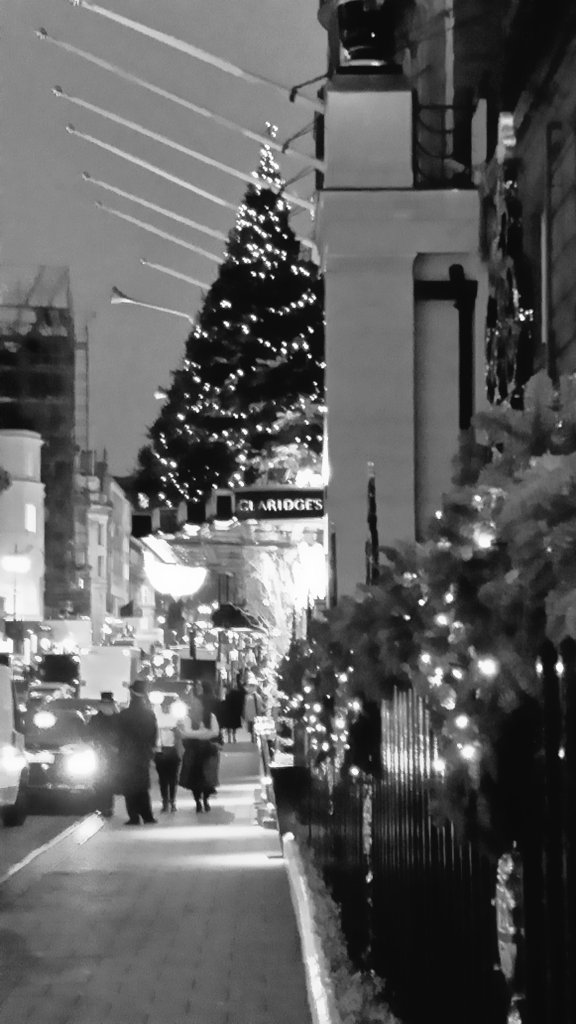 Traditional #XMas tree <a href="/ClaridgesHotel/">Claridge’s</a> #London #Mayfair
Perfect stage 4 a glass of Fizz
<a href="/GlassOfBubbly/">Glass of Bubbly®</a>
<a href="/Champagne_UK/">Champagne Bureau UK</a>