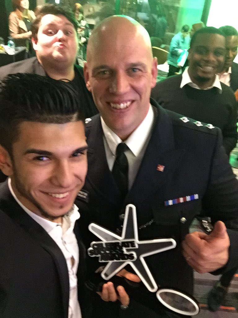SelfieEvc's tweet photo. Late upload from yesterday evening at #celebrationsuccess with @princestrustcop aka Bruce Willis #princestrust 👌👊😎👮🏻 https://t.co/cN2E0yXct4